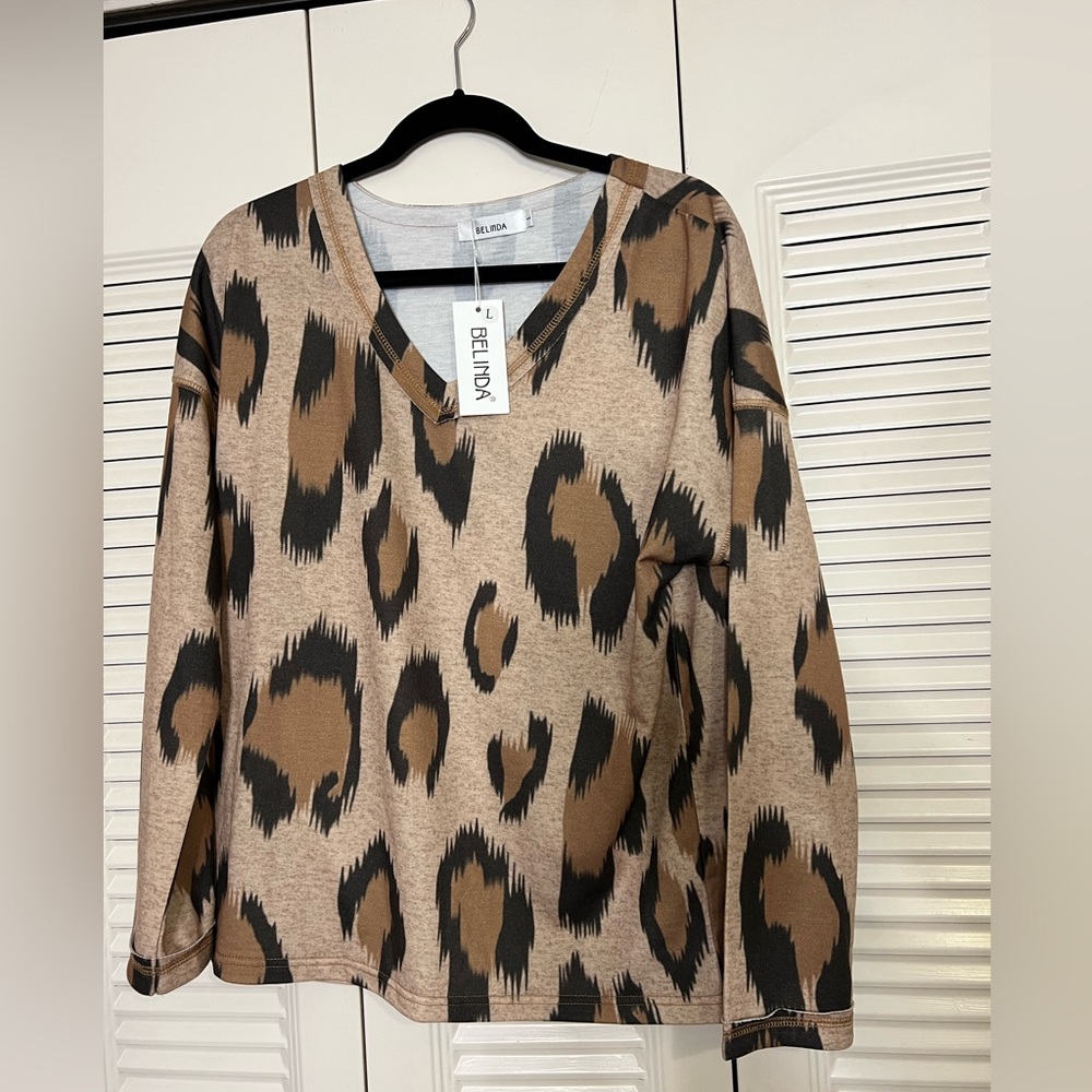 Belinda women's size L animal print V-neck long sleeve shirt